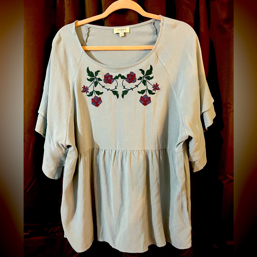 Ladies Umgee Top, Size Small, Green/Grey With Embroidered Flowers, Oversized